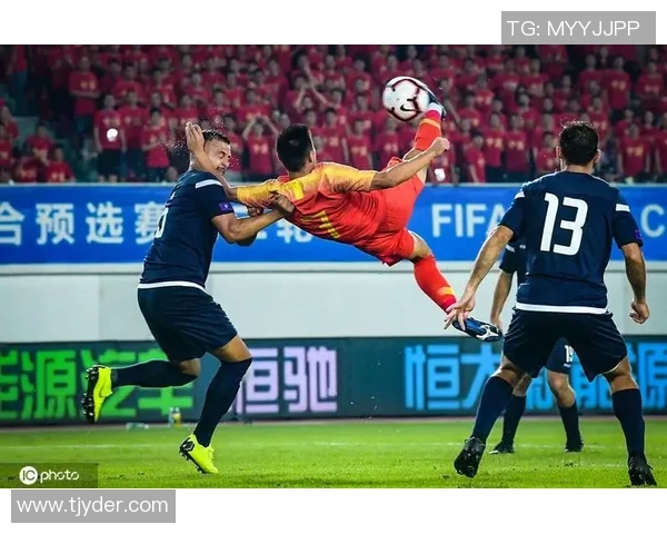 足球名将之子倒挂金钩惊艳全场继承父亲天赋技艺引发热议